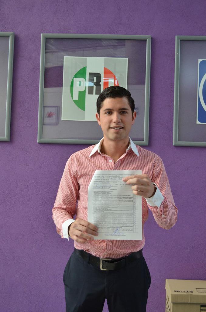 GerardoSG's tweet photo. Gracias por acompañarme a recibir la constancia que me acredita como candidato a diputado.¡Vamos con #AnimoDeTriunfo! http://t.co/RYURMnGrbv