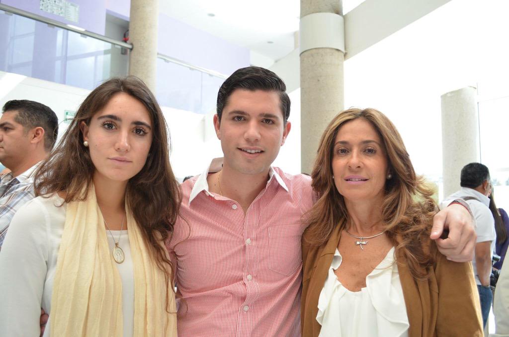GerardoSG's tweet photo. Gracias por acompañarme a recibir la constancia que me acredita como candidato a diputado.¡Vamos con #AnimoDeTriunfo! http://t.co/RYURMnGrbv