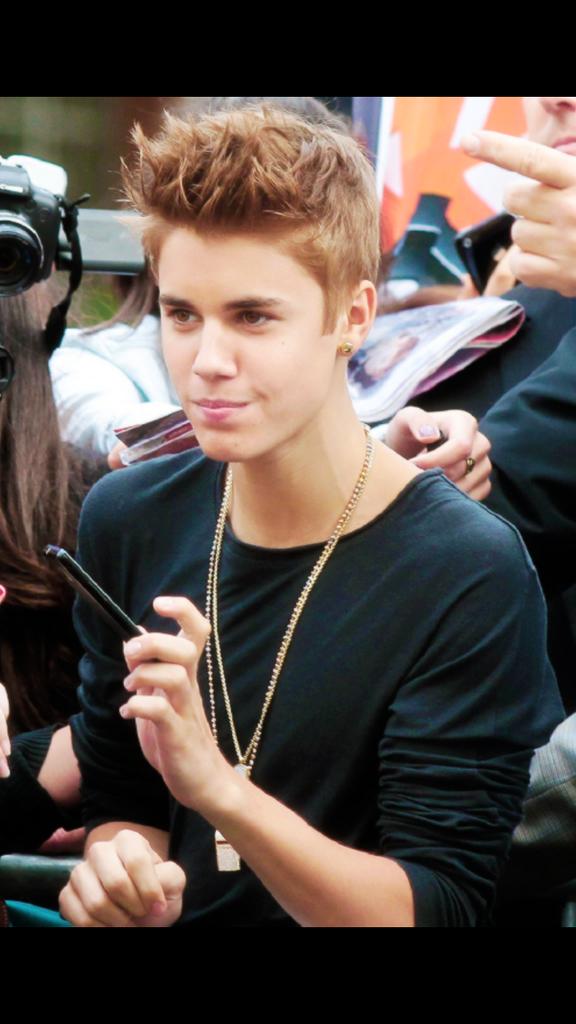 alifiair's tweet photo. 2012 outfits are so fuckin fave @justinbieber http://t.co/fK9S1oWnUu
