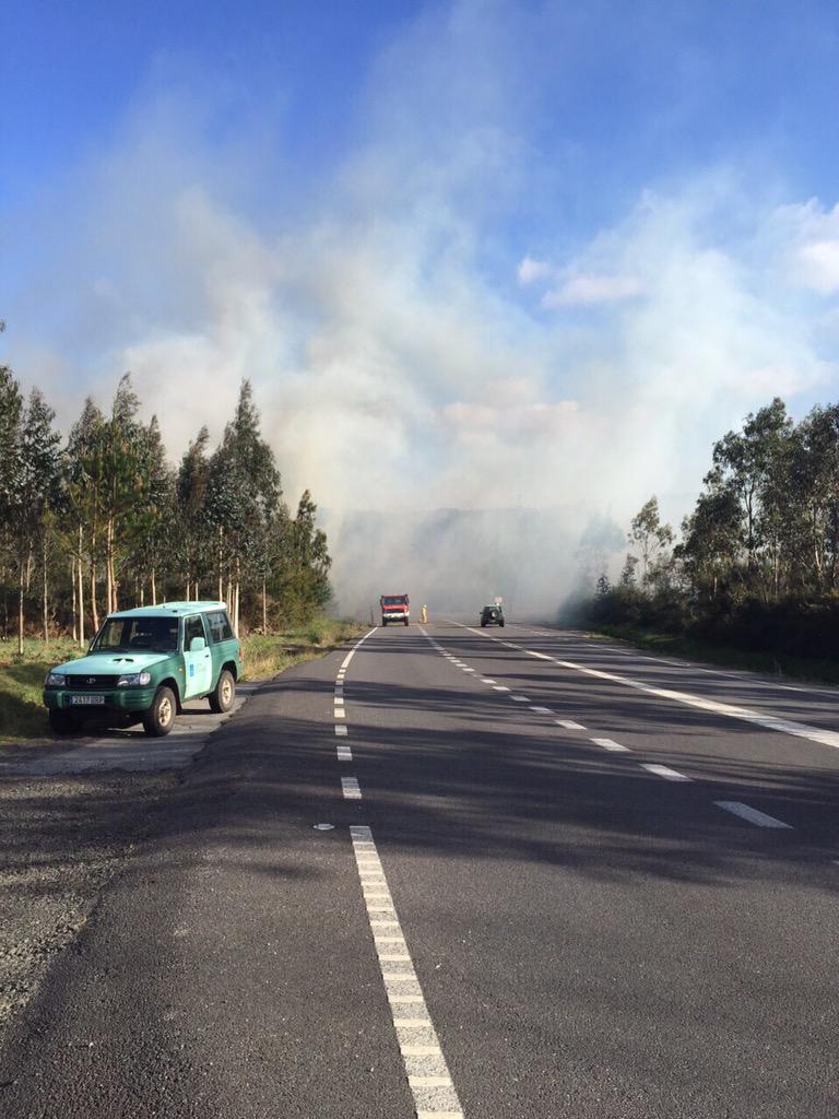VOSTgalicia's tweet photo. #PC_Cee INFORMA
Incendio en #C552 cortada al tráfico a altura de #Dumbría, dirección #Cee como a #Vimianzo. http://t.co/gHn2ojzfy4
