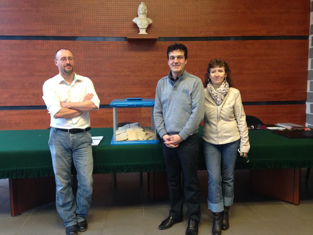 lamontagne_riom's tweet photo. José Da Silva, maire de Manzat (au milieu) assiste aux derniers votes (493 sur 948) avant le dépouillement. #dep63 http://t.co/QFfLT5A9K3