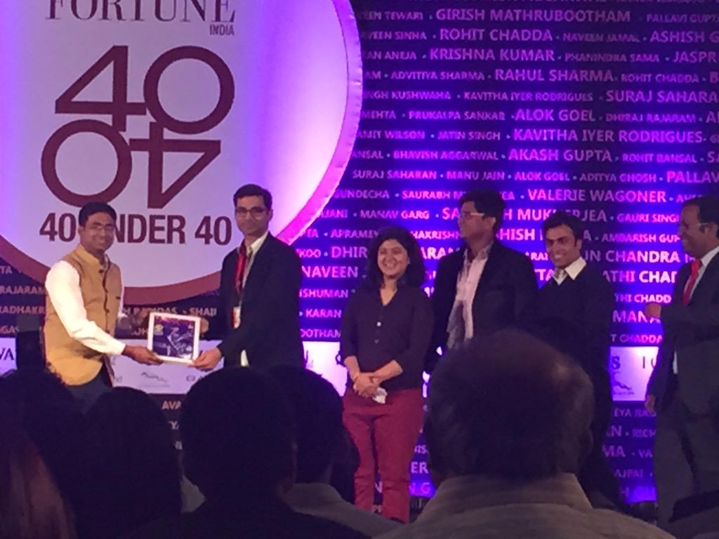 Giving Fortune #40under40 award <a href="/TheViralFever/">The Viral Fever</a> <a href="/TheQtiyapaGuy/">Arunabh Kumar</a> <a href="/EkThapaTiger/">Nidhi Bisht</a> @farjigulzar @vipulgoyal83 <a href="/commonfloor/">CommonFloor.com</a>