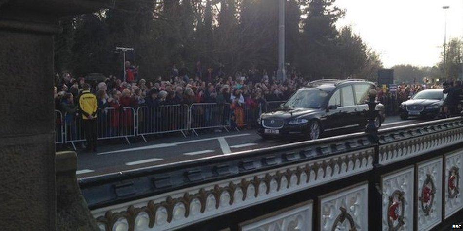 BBCNews's tweet image. King #RichardIII returns to Leicester. Some pictures from the day so far bbc.in/1C1ToUA #RichardReburied