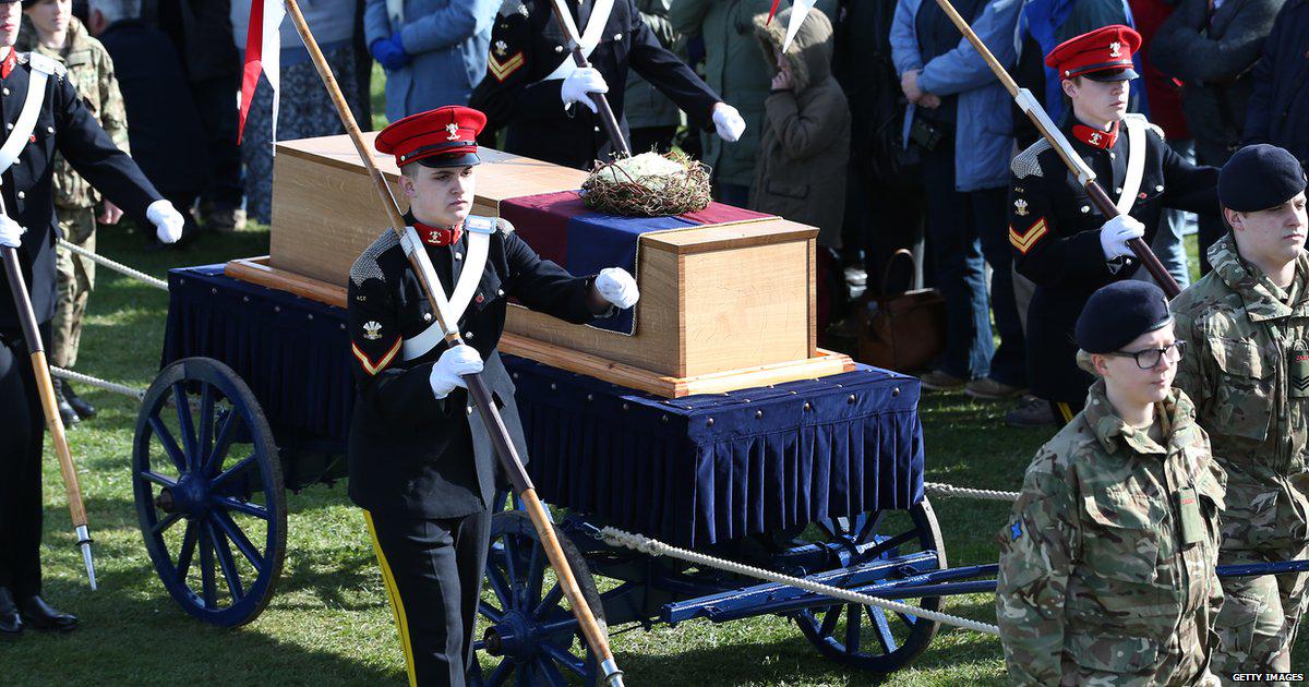BBCNews's tweet image. King #RichardIII returns to Leicester. Some pictures from the day so far bbc.in/1C1ToUA #RichardReburied