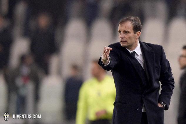 juventusfc's tweet photo. "Applausi per questi ragazzi" 
Come dare torto ad @OfficialAllegri: http://t.co/qt6EimJ6pY dopo #JuveGenoa? http://t.co/RYwP7eE0Iw
