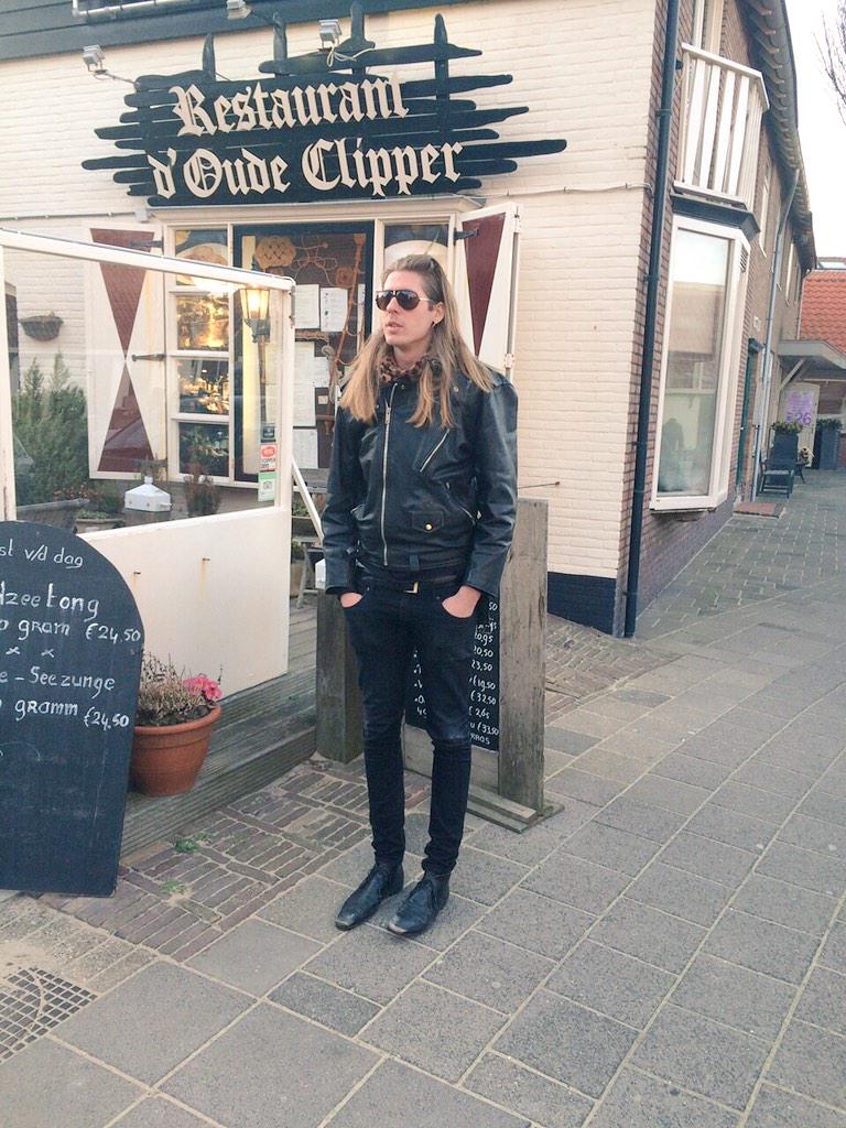 FrankvdLende's tweet photo. Klipping in Egmond aan Zee met @RobinvdLende #fashion #lekkerwegineigenland #metadevries http://t.co/p74Q1eOElc