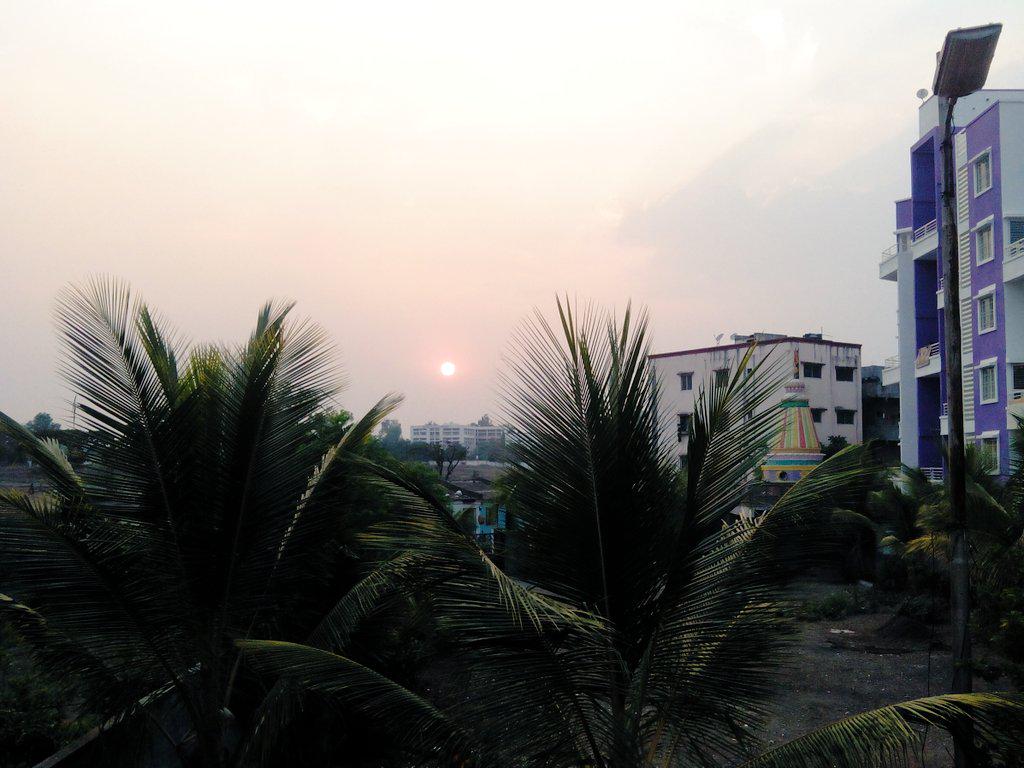 dppaithankar's tweet photo. Sunset#MyRoom http://t.co/q4RGX65LbF
