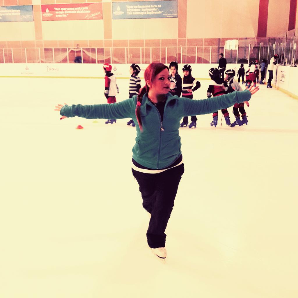 yelizbuzz's tweet photo. Buzu özlemek 😂#silivrikapı #buzpisti #sporas #bizbiraileyiz #buzu #seviyoruz #hicte #soguk #degil #sicak #bile 🙈 http://t.co/GJfqmEzZcK