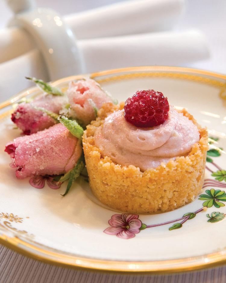SouthernLadyMag's tweet photo. Raspberry-White Chocolate Tartlet, anyone? #springdesserts #raspberrytartlet http://t.co/8GkhfhQVaa http://t.co/jJqVgYj2Pt