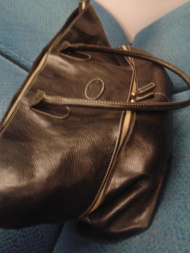 EdoPeters's tweet photo. @NS_online Rit 742: gevonden t.h.v. A'dam-Zuid, achtergelaten tas. Draag hem zo over aan de conducteur. http://t.co/fpc3m3FhyY