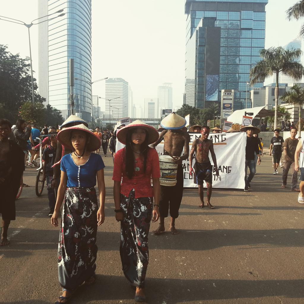 RT @BjoeKurniawan: Aksi Solidaritas Utk Petani Rembang, Teaterikal Komunitas Kolong Tosari #RembangMelawan  #Rembang