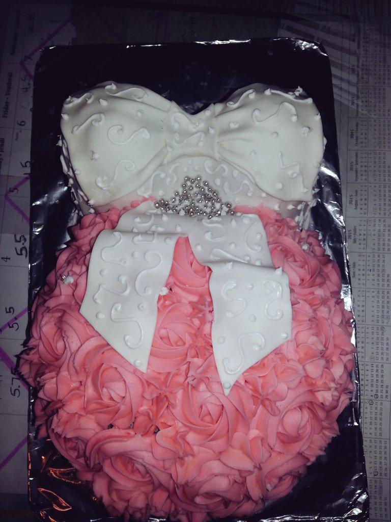 angiestorie's tweet photo. Made this #babybelly #cake for my sister in law's #babyshower today. #gonnabeanauntieagain ♡ http://t.co/9CHktuwQOY