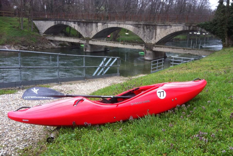 Canoashop's tweet photo. Mattinata di test del nuovo Dragorossi 77. Un eccellente #kayak da creek per #canoisti di media e piccola corporatura http://t.co/6f0lElS1Kk