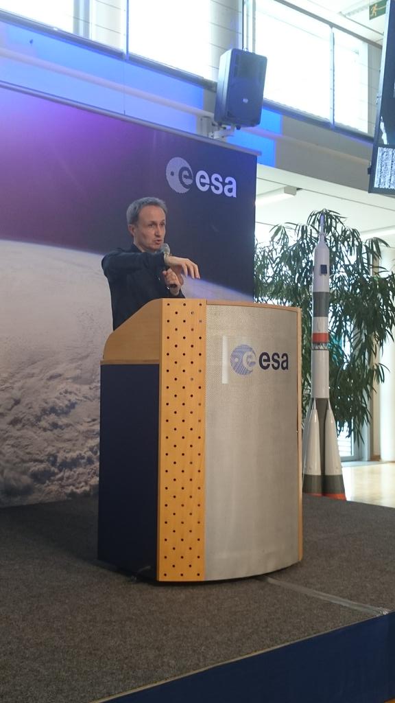 rjmlaird's tweet photo. .@ESAstro_trainer talks more about #NEEMO19 @NASA_NEEMO. @astro_timpeake took part in #NEEMO16 #SpaceUpCGN http://t.co/aDf5ghm6Xm
