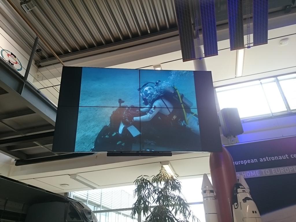 rjmlaird's tweet photo. .@ESAstro_trainer talks more about #NEEMO19 @NASA_NEEMO. @astro_timpeake took part in #NEEMO16 #SpaceUpCGN http://t.co/aDf5ghm6Xm
