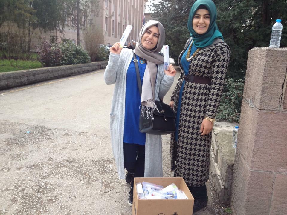 Genc__Gelecek's tweet photo. Ankara temsilcilerimiz YGS çıkışında kalem toplayarak projemize destek oldular #ülkemiçindeğer #gençgelecek http://t.co/qm3R5e7BLF