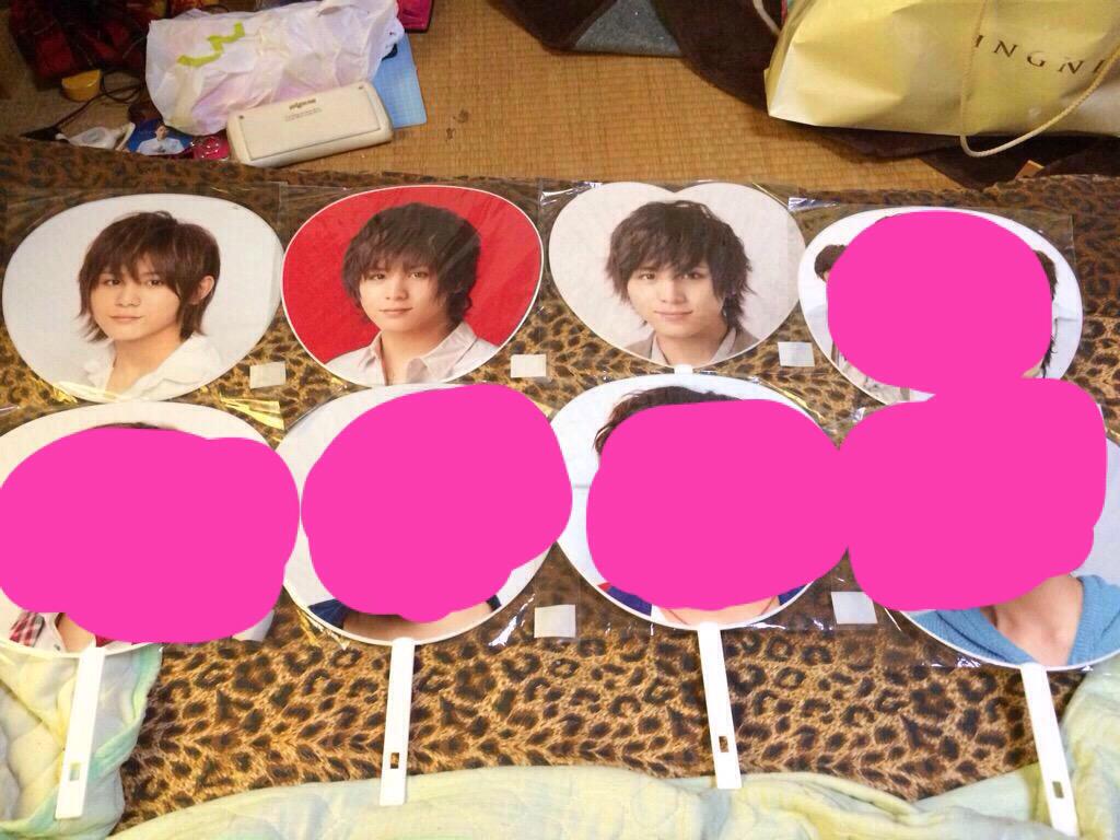 ngimsk8's tweet photo. @szkfssm_xx 初めまして。検索から失礼します。写メの丸のつけていない3点の山田くんの団扇はまだございますか？ http://t.co/8wCDQd70kJ