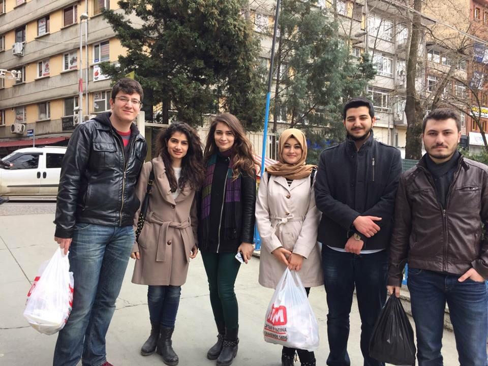 Genc__Gelecek's tweet photo. Kocaeli temsilcimiz TOKAGEDER YGS çıkışında kalem toplayarak projemize destek oldular #ÜlkemİçinDeğer #gençgelecek http://t.co/a2gMrskePc