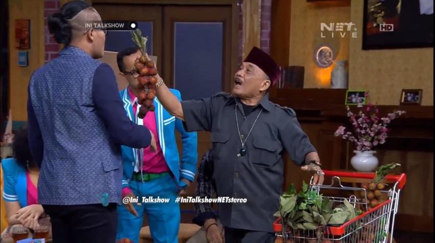 mdtvindonesia's tweet photo. Pak RT baik bangeeet bagi-bagi rambutan. Makasih ya, Pak RT... @Ini_Talkshow #IniTalkshowNETstereo http://t.co/AWL9MaFw56