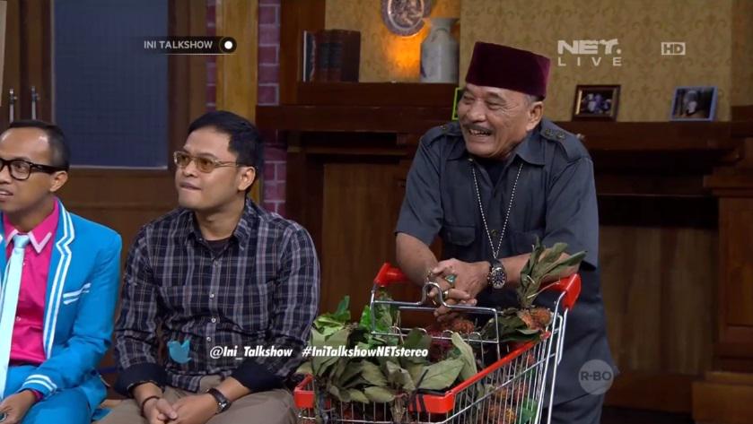 mdtvindonesia's tweet photo. Pak RT baik bangeeet bagi-bagi rambutan. Makasih ya, Pak RT... @Ini_Talkshow #IniTalkshowNETstereo http://t.co/AWL9MaFw56