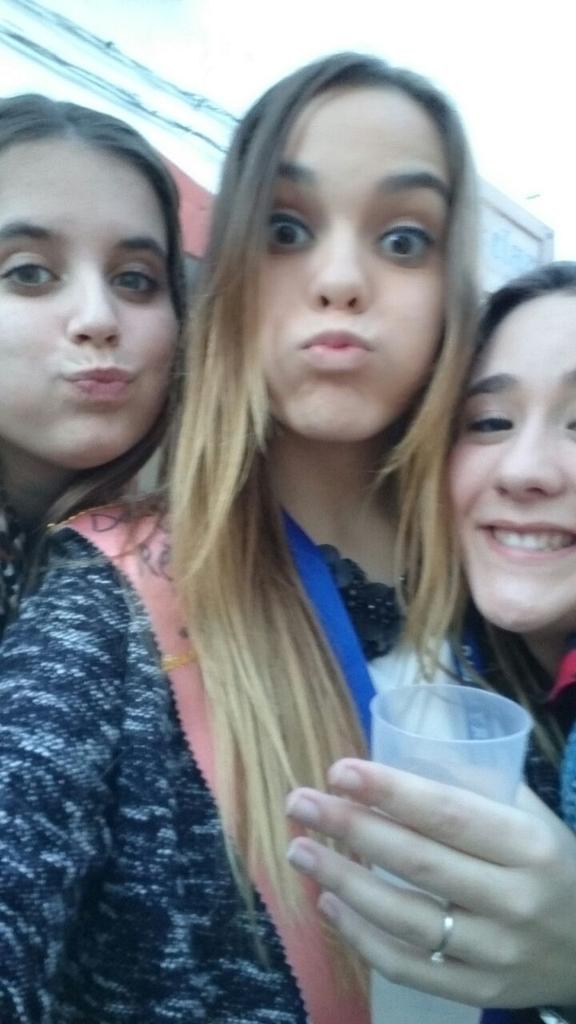 Isabel8696's tweet photo. Trio chismes en antena jajaja @Raquelleon22 @Camusvicenteana http://t.co/hO6xpnfV5X