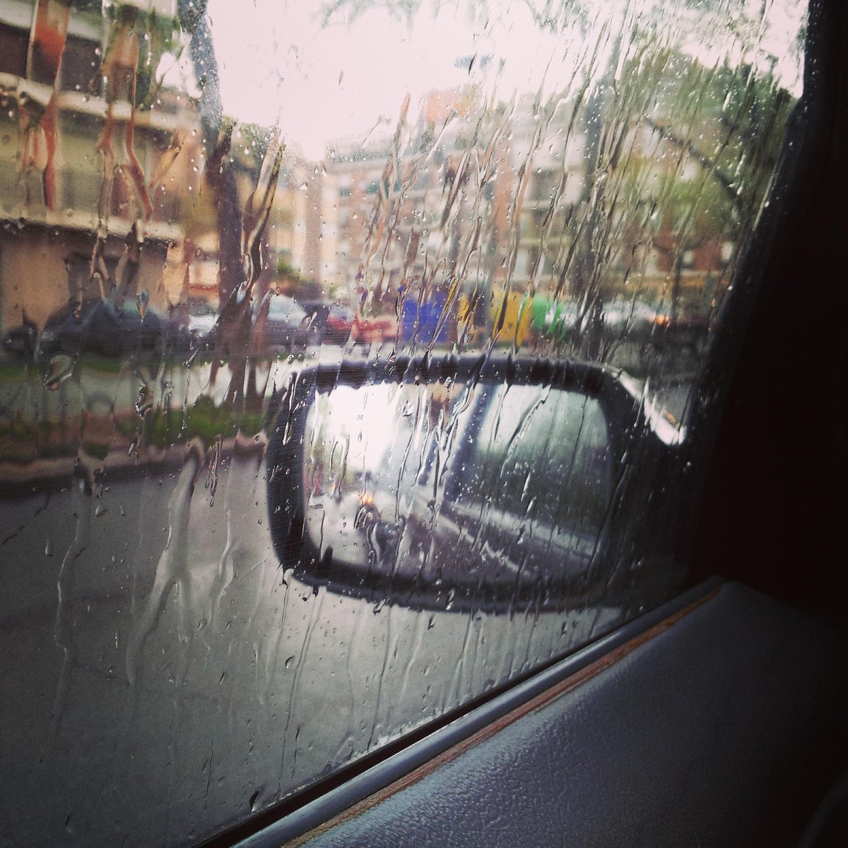 LauritaMod's tweet photo. Hoy es de esos días especiales que ni el mal tiempo es capaz de estropear. Hoy es día de #CLASICO http://t.co/eXdJUt1MFg