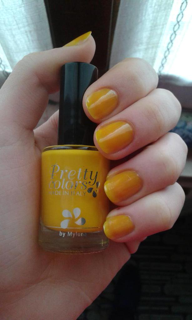 Ilashelly's tweet image. Mettendo lo smalto #nail #nailpolish #smalto #prettycolors #by #myluna #50