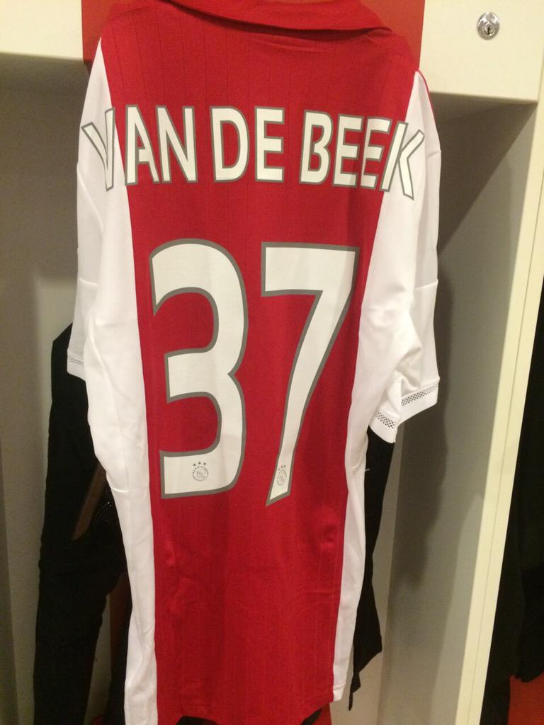 AFCAjax's tweet photo. Z'n shirt hangt klaar. @Donny_beek6 met nummer 37 voor het eerst in wedstrijdselectie. #ajaado http://t.co/Z3gBiw841U