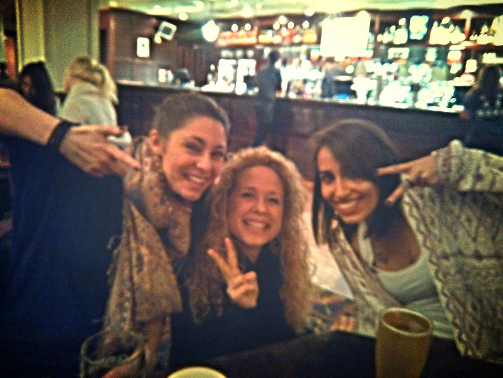 LaraMahillo's tweet photo. Kingston night,con tacones a lo flower power!!volver a casa en mercedes con el Desvan del Duende...me parto!!#London http://t.co/xzh7q5MLqT