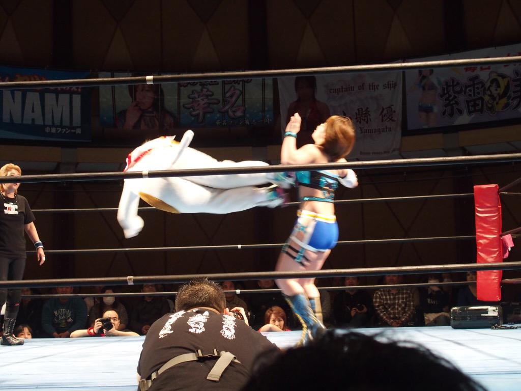 En1040 Osaka女子プロレス 5周年興行 クローズvsポリスウ メン にゃんば 弁天娘 ダイナミックな攻撃をするにゃんば Wavepro Iceribbon Http T Co Nzit8metvi