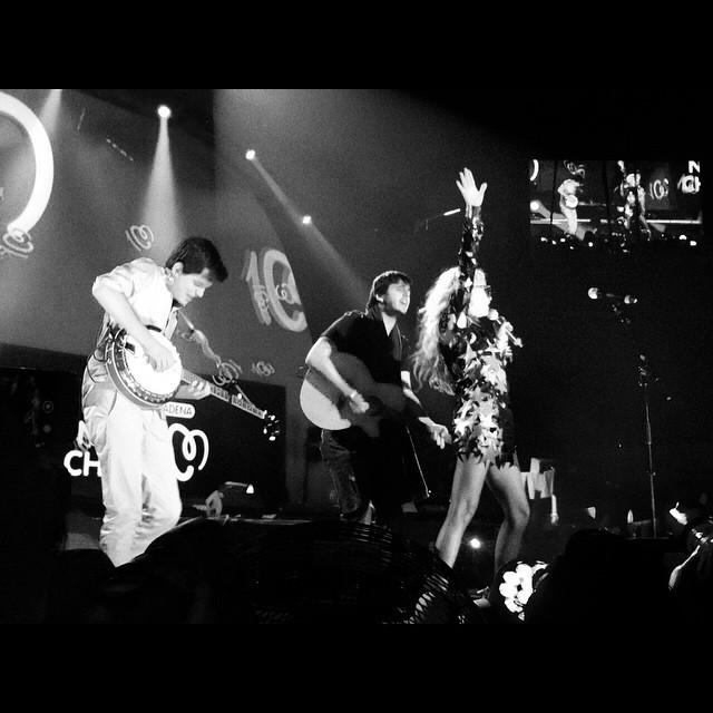 PaulinaRubio's tweet photo. Que noche! 💛❤️ 🎶 #lanochedecadena100 @moratbanda #MiNuevoVicio #MNV http://t.co/TrBrfKKcht