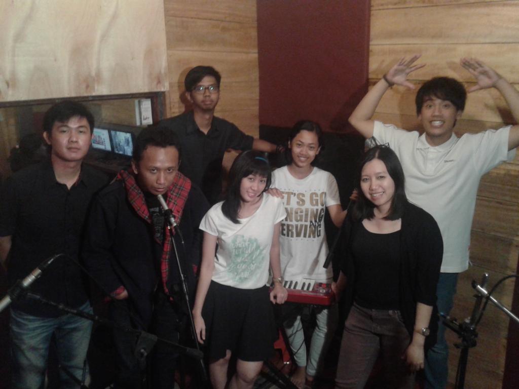 JedaMusik's tweet photo. After recording with @StrinxOrchestra #JedaMusik http://t.co/KzUGf3bYKh