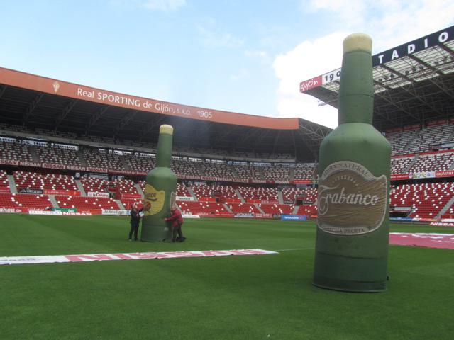 El Molinón, en sus preparativos finales para la fiesta de esta tarde realsporting.com/webrsg/index.p…