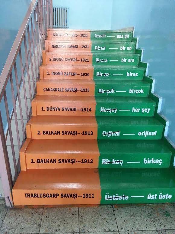 HergunYeniBilg's tweet photo. Bir okulun merdivnleri hiç bu kdar anlamlı kullanlmamıştı Erzurumun Yakutiye İlçesinde Mareşal Fevzi Çakmak Ortaokulu http://t.co/tnUFhVmKCd