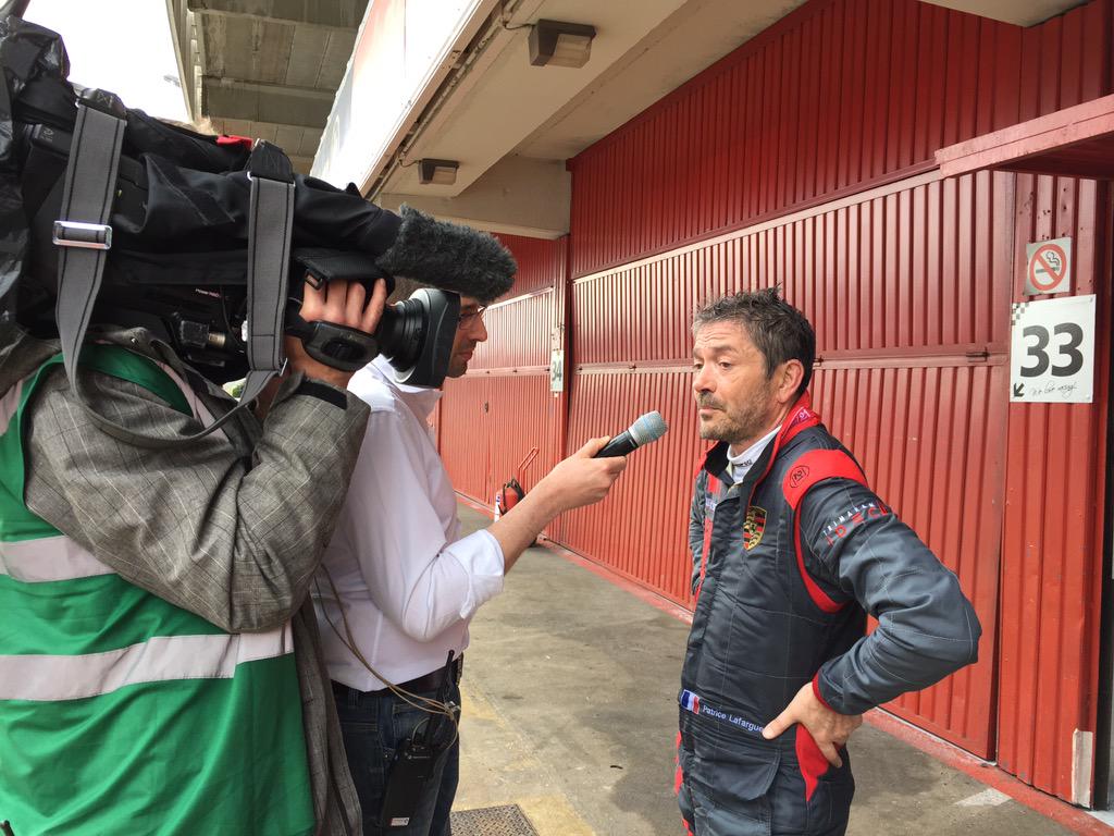 IDECSportRacing's tweet photo. Changement de pilote suivi d'une interview de Patrice Lafargue qui a tenu la Porsche P1 #vdevbarcelone http://t.co/CSOS25eK8A