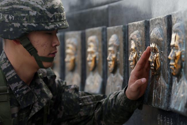 TheKoreaHerald's tweet photo. Defense bolstered five years after Cheonan sinking
http://t.co/nMeQyjQNJw #Defense #CheonanSinking http://t.co/mGpT3PzBDg