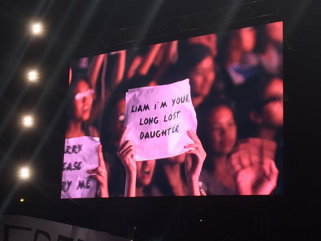1damarvel's tweet photo. "@SMARTPromos: Liam read some crazy signs! What would you tell them if you were here? #Smart1D http://t.co/oOUaZqSrZQ"