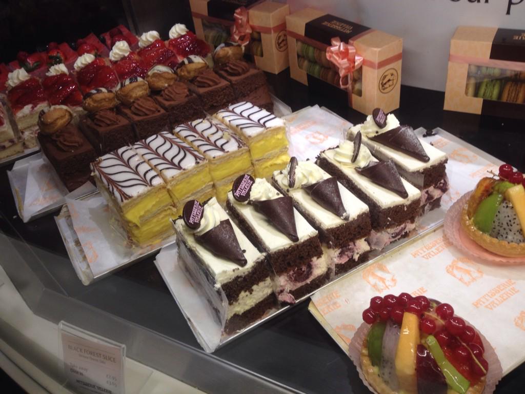 Meltaylor79's tweet photo. @vman3132 @peeweedavies @NicChif Well I'm struggling to decide which cake to have #toughlife #mustdothismoreoften http://t.co/Sr2PrNVXDB