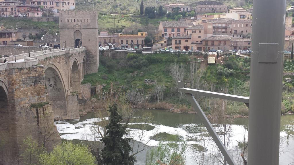 Detalle de la contaminación del Tajo a su paso por Toledo en el mismo lugar donde se está instalando una tirolina