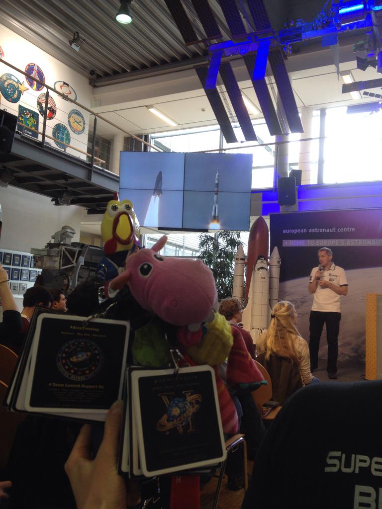 4tuneQkie's tweet photo. Now #PinkLittleDragon @CamillaSpace are listening to inspiring @ESA astro Frank DeWinne head of @ESA_EAC  #SpaceUpCGN http://t.co/9qQNZDJl0u
