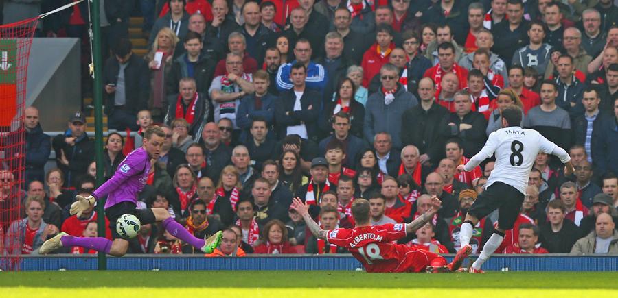 indomanutd's tweet photo. HT: Liverpool 0 - Man Utd 1 (Juan Mata) http://t.co/LWMaFND5MC