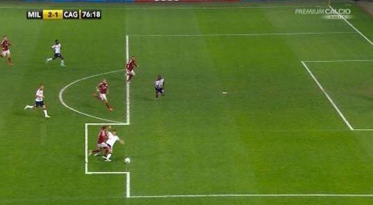 AleCasteddu18's tweet photo. @acmilan Mr. Galliani, anche stavolta le immagini Sky sono state truccate.. ecco il fermo immagine Premium! #ridicoli http://t.co/DbeO3uYoG1