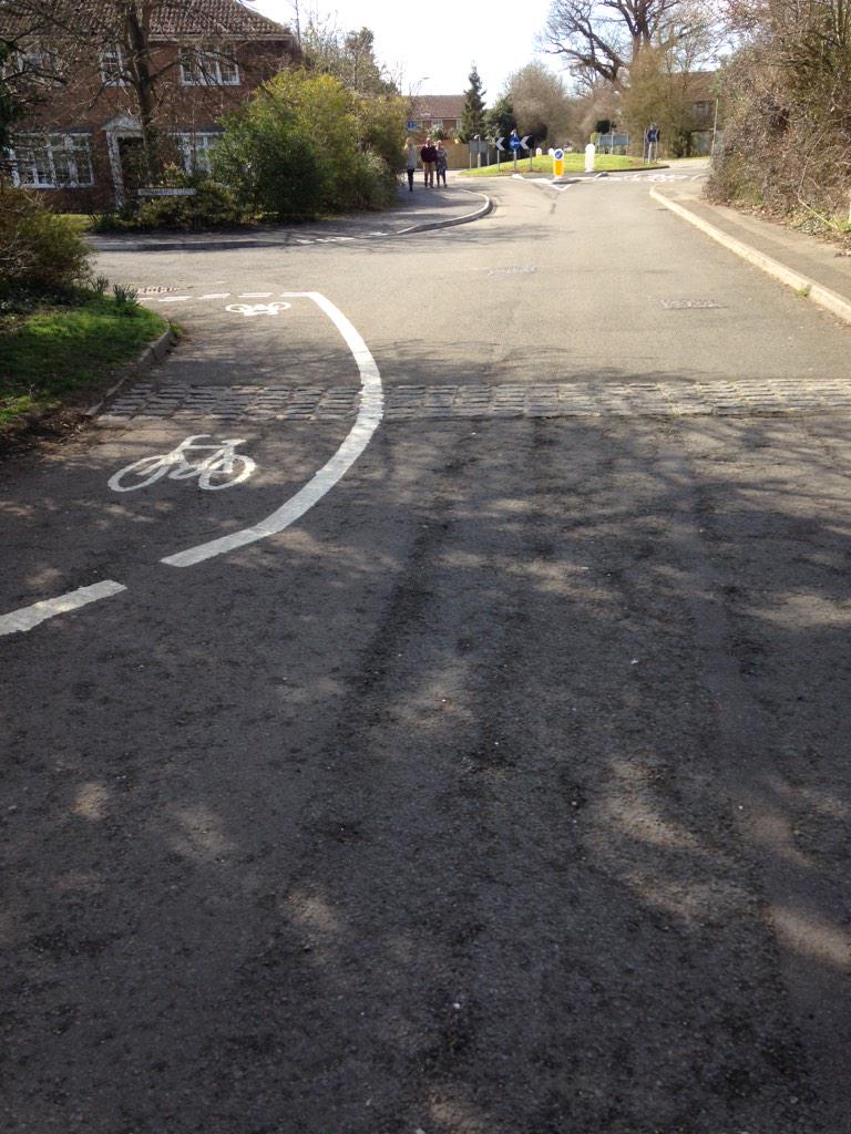 ctw5's tweet photo. Pointless cycle lane http://t.co/s3czkPLwhS