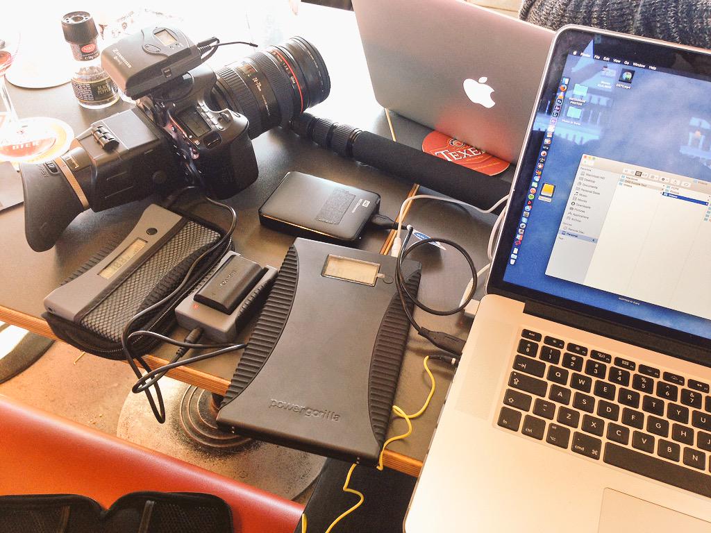 Sitting in an awesome restaurant in Amsterdam changing up the gadgets🔋👍<a href="/powermonkeys/">powermonkeys</a> #minigorilla#powergorilla