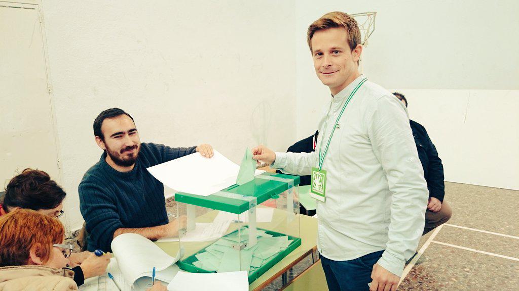 JuventudesPA's tweet photo. Nuestro candidato joven al Parlamento Andaluz votando. Así se #DefiendeAndalucia #ApoderadosPA. Somos #andalucistas!! http://t.co/JUmWF2AIlQ