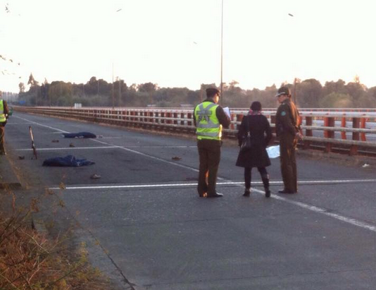 biobio's tweet photo. Entregan identidades de tres jóvenes muertos en doble atropello en ingreso a Pitrufquén http://t.co/ZC8enBOYi8 http://t.co/1ezkSfserD