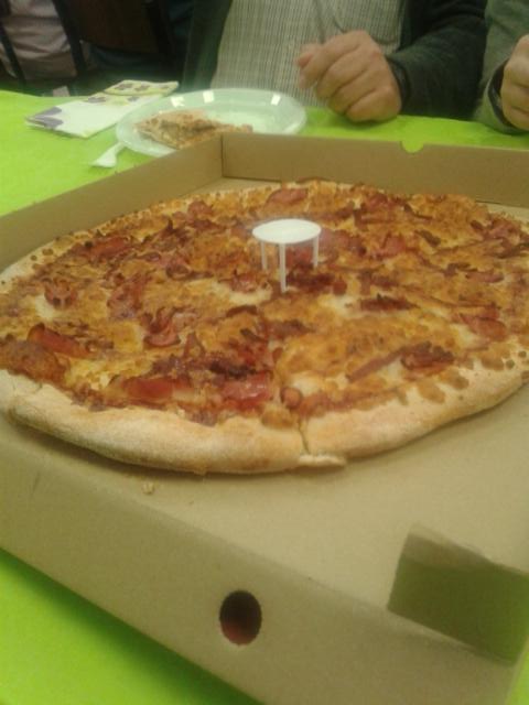 SGadeaSJ's tweet photo. Tenemos pizza pero @sblazaro sigue sin saber #dondeestalapaella #sevedondeestalapaella @CasaSanIgnacio http://t.co/OgTrMjVPKQ