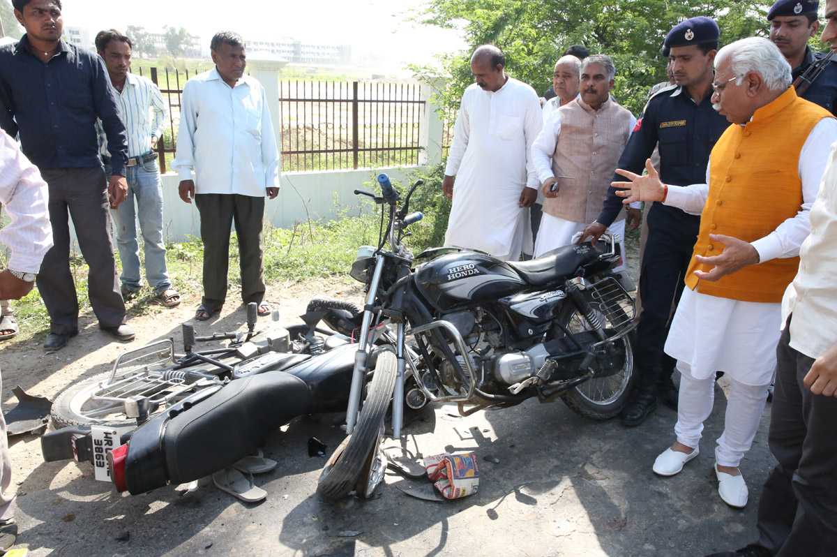 78vbhatia's tweet photo. #HryCM convoy rams into 2 bikers, leaves them injured, second accident by Khattar's convoy @IndianExpress http://t.co/0mF44cfJxp
