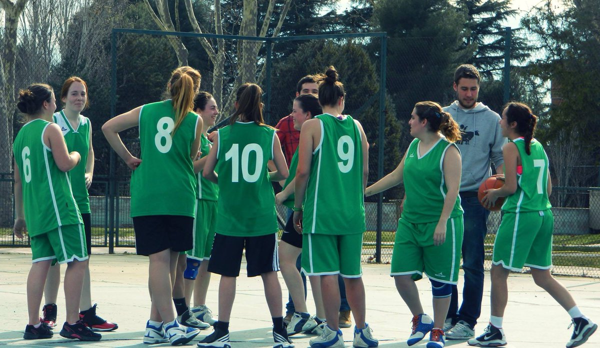 BasketVet's tweet photo. MAÑANA (si el tiempo acompaña) Tendremos partidazo de nuestras CHICAS vs @CDFarmacia en Paraninfo a las 12! #Vamosvet http://t.co/DDGIZYLTKE