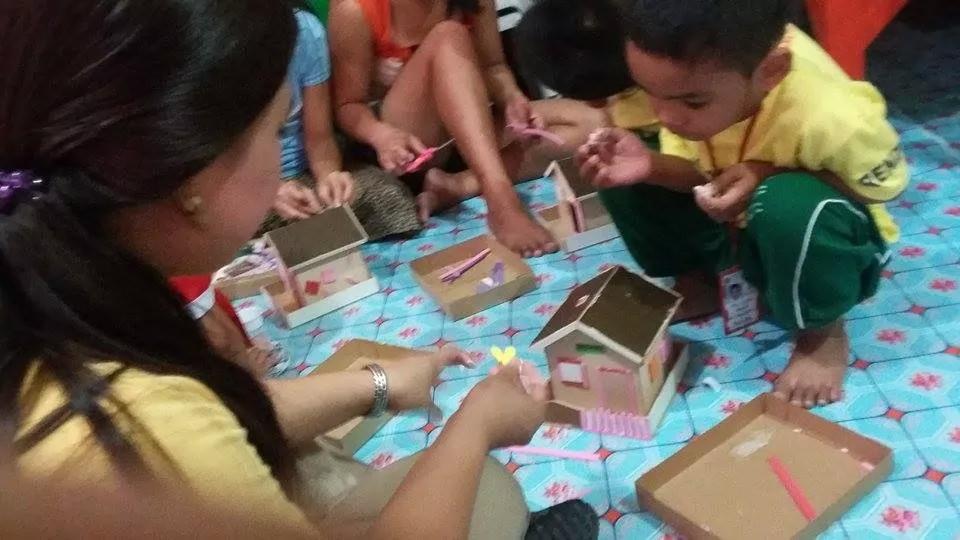 ghmhstr's tweet image. #Pandayan Workshop :)
-Masaya ako sa mga batang magagaling sa paggawa ng Arts and Crafts Alkansiya House :)